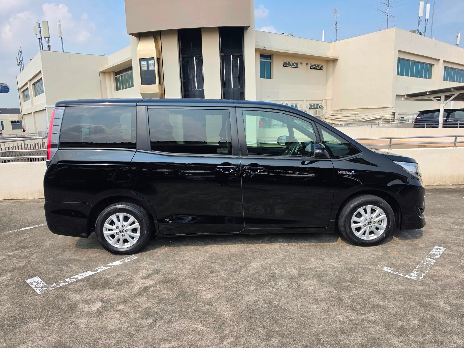 Toyota Noah Hybrid 1.8X 7 Seater photo 4